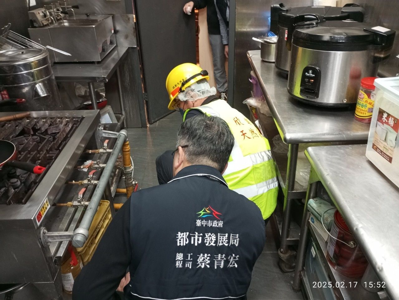 ▲▼台中市府針對大型百貨商場進行公安稽查，查獲2業者2項缺失，依法開罰。（圖／台中市都發局）