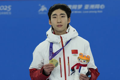 南韓滑冰選手歸化後奪金！披五星旗「驕傲大喊」：當中國人真自豪