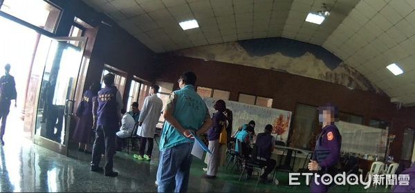 ▲▼龍發堂2度遭滅堂，衛生局指揮凱旋醫院團隊進場完成就醫安置。（圖／記者許宥孺翻攝）
