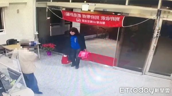 ▲舞棍阿伯搭計程車遺失錢包、南港警方火速調閱監視器找回。（圖／記者張君豪翻攝）