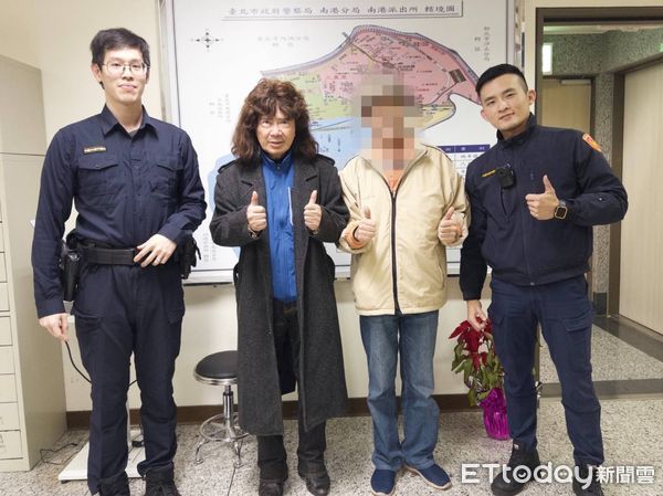 ▲舞棍阿伯搭計程車遺失錢包、南港警方火速調閱監視器找回。（圖／記者張君豪翻攝）
