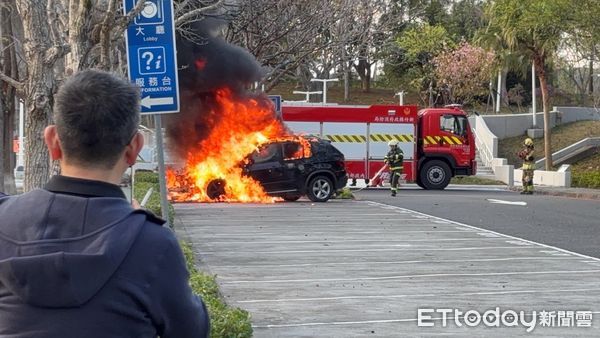 ▲▼             新竹關西服務站火燒車。（圖／民眾提供）