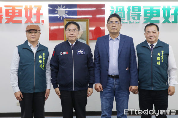 ▲台南市新任秘書處處長黃國照、農業局局長李芳林及都市發展局局長林榮川，18日市政會議中宣誓就職，市長黃偉哲歡迎他們加入市府團隊。（圖／記者林東良翻攝，下同）