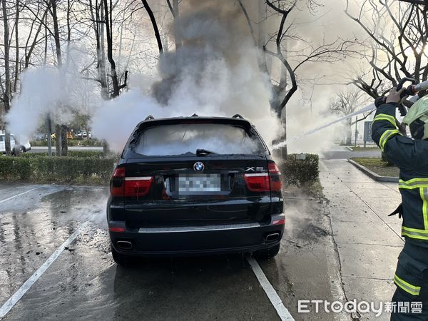 ▲▼             關西休息站一輛BMW X5突然起火。（圖／記者楊永盛翻攝）
