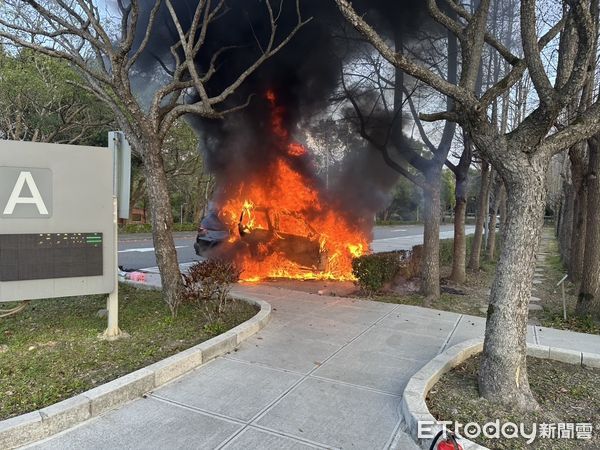▲▼             關西休息站一輛BMW X5突然起火。（圖／記者楊永盛翻攝）