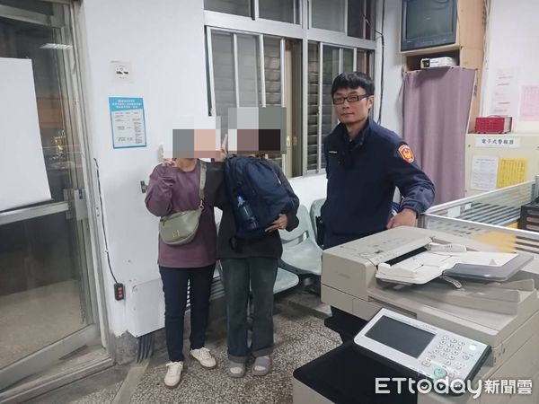 ▲警方協助遊客找回遺失的包包。（圖／記者楊漢聲翻攝）