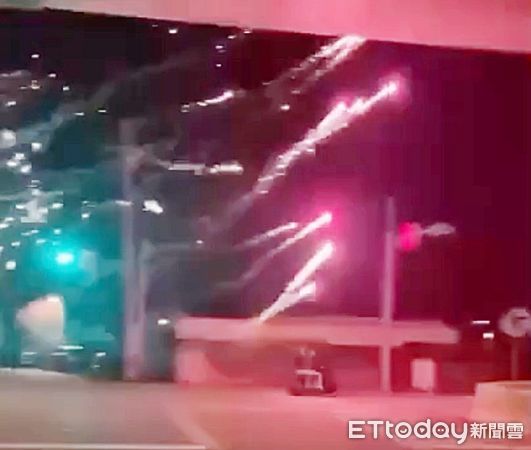▲桃園市楊梅警方今天凌晨2時許接獲通報，高鐵南路八段有改裝車製造噪音妨害安寧，員警到場卻發現有機車逆向行駛還施放煙火。（圖／記者沈繼昌翻攝）