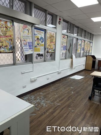 ▲▼宜蘭縣羅東社區心理衛生中心驚傳遭男子持鋁棍闖入，打傷保全，砸破6扇玻璃窗攻擊事件。（圖／記者游芳男翻攝，下同）