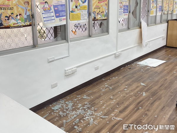 ▲▼宜蘭縣羅東社區心理衛生中心驚傳遭男子持鋁棍闖入，打傷保全，砸破6扇玻璃窗攻擊事件。（圖／記者游芳男翻攝，下同）