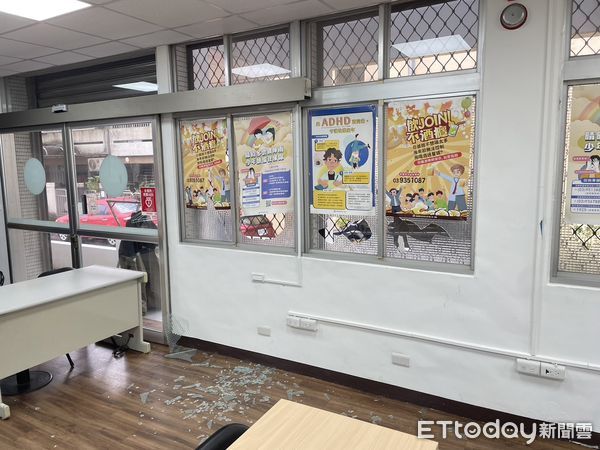 ▲▼宜蘭縣羅東社區心理衛生中心驚傳遭男子持鋁棍闖入，打傷保全，砸破6扇玻璃窗攻擊事件。（圖／記者游芳男翻攝，下同）