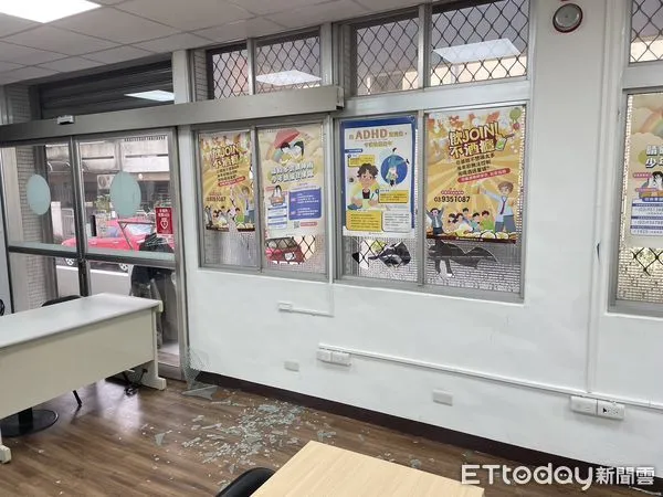 ▲▼宜蘭縣羅東社區心理衛生中心驚傳遭男子持鋁棍闖入，打傷保全，砸破6扇玻璃窗攻擊事件。（圖／記者游芳男翻攝，下同）