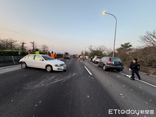 ▲快訊／國1重大車禍2男送醫亡！6車撞成一團　驚悚現場曝。（圖／記者許權毅翻攝）