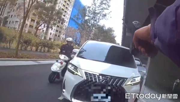 ▲▼許姓通緝犯拒檢撞警，另一名員警立即掏槍射擊，一共射了11發子彈。（圖／記者張君豪翻攝）