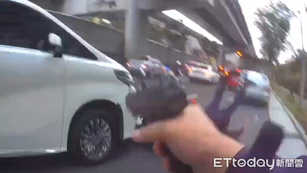 ▲▼許姓通緝犯拒檢撞警，另一名員警立即掏槍射擊，一共射了11發子彈。（圖／記者張君豪翻攝）