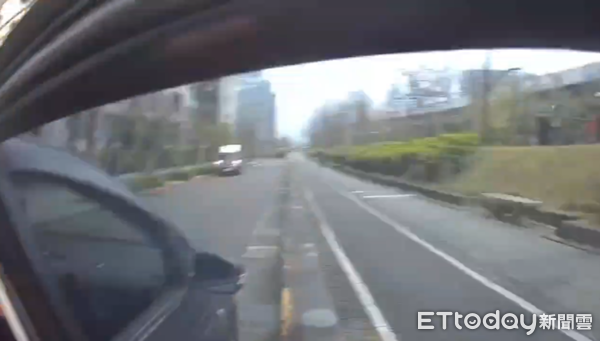 ▲▼民眾看見員警正在追嫌犯，立即停下車輛，並大喊「上車，快點！往那邊跑我看到了」。（圖／記者張君豪翻攝）