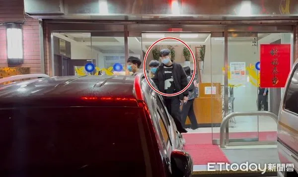 ▲▼快訊／王大陸閃兵警抓12人　新北24歲役男3中間人送地檢署。（圖／記者陳以昇攝）