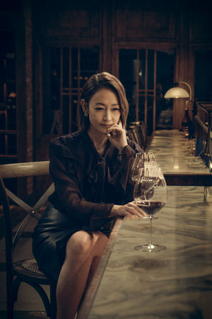 ▲小薰在《死了一個娛樂女記者之後》以直播主角色特別登場，和薛仕凌上演各種親密戲。（圖／鏡文學提供）
