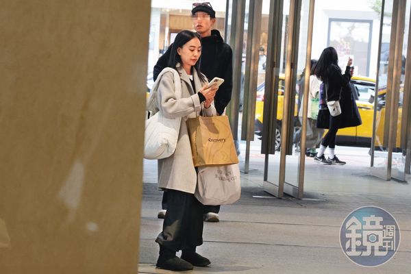 1／16，14：48，劉容嘉主持完時尚活動後，在百貨公司門口等車接送。