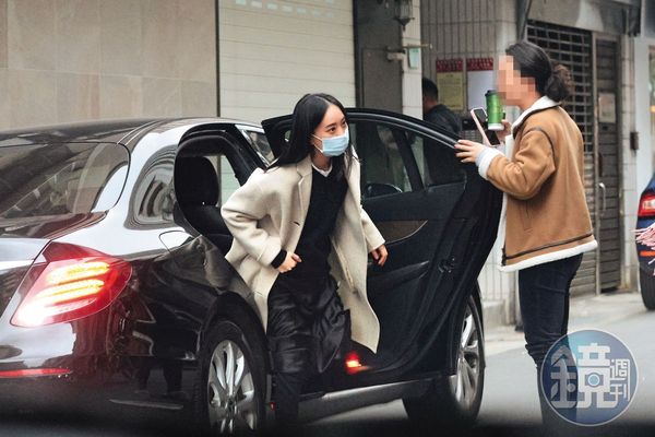 1／16，15：27，劉容嘉（左）和女性親友先搭車到北市仁愛路某處，她下車拿了東西後又返回。