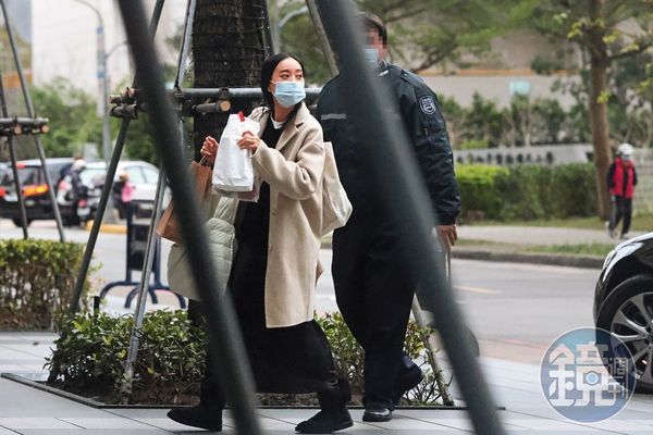 1／16，15：49，劉容嘉由司機接送，送她返回敦化南路市價逾新台幣二億元的豪宅。