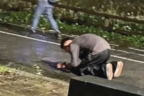 之前微博瘋傳汪小菲於大S猝逝後，在雨中下跪的畫面，更有消息指出他買網軍營造深情形象。（翻攝自微博）