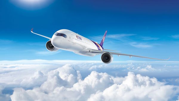 泰國航空16日一架客機在飛行途中發現駕駛艙後方的窗戶破裂，為確保全機人員安全便選擇返航。（示意圖，非當事飛機，翻攝泰國航空臉書）