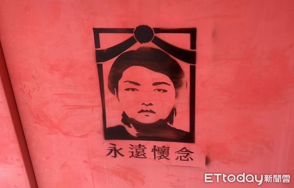 ▲台南仁德區太子廟公車亭遭人惡作劇塗鴉，在亭內噴上告別式遺照的漫畫圖像，讓等候公車民眾心中發毛，議員郭鴻儀呼籲交通局加強維護管理。（圖／郭鴻儀提供，下同）