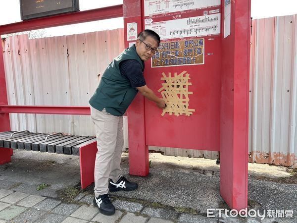 ▲台南仁德區太子廟公車亭遭人惡作劇塗鴉，在亭內噴上告別式遺照的漫畫圖像，讓等候公車民眾心中發毛，議員郭鴻儀呼籲交通局加強維護管理。（圖／郭鴻儀提供，下同）