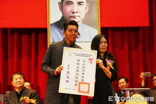 ▲▼     時任稻江校長張淑中頒發「在校生特別表現獎」獎狀給王大陸。   。（圖／記者翁伊森翻攝）