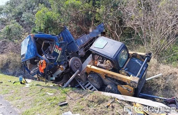 ▲恆春貨車自撞山壁翻覆             。（圖／記者陳崑福翻攝）