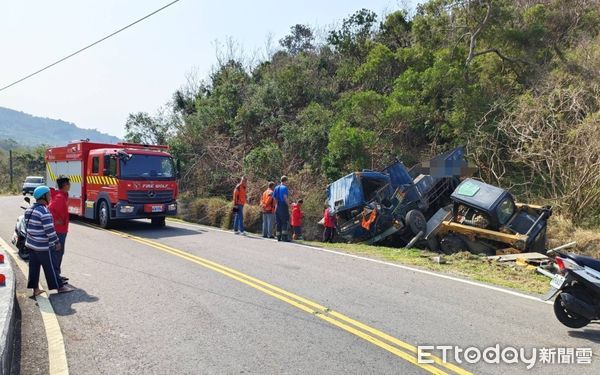 ▲恆春貨車自撞山壁翻覆             。（圖／記者陳崑福翻攝）