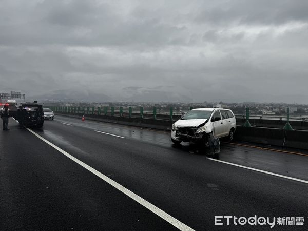 ▲▼國道車禍             。（圖／記者游芳男翻攝）