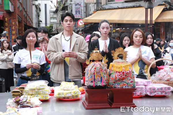 ▲▼《命中註定那頭鵝》月老廟拜拜-詹懷雲、林奕嵐。（圖／記者周宸亘攝）