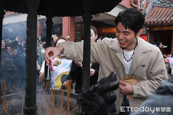 ▲▼《命中註定那頭鵝》月老廟拜拜-詹懷雲、林奕嵐。（圖／記者周宸亘攝）