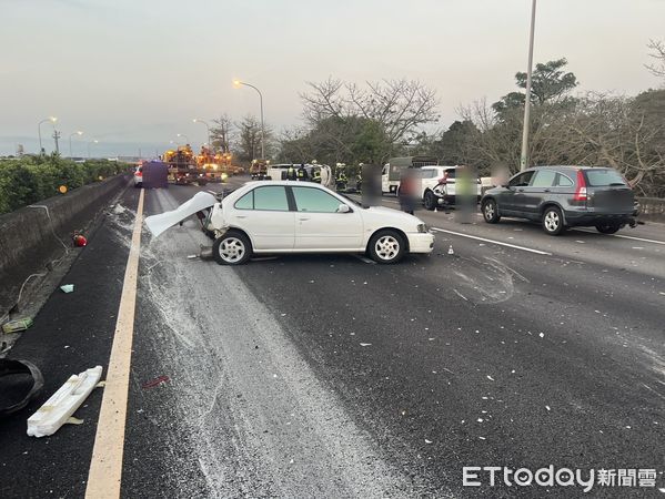 ▲▼國道北上1輛休旅車昨天被撞側翻，車內2人死亡，警方仍在釐清事發原因。（圖／民眾提供，下同）