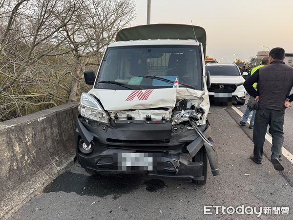 ▲▼國道北上1輛休旅車昨天被撞側翻，車內2人死亡，警方仍在釐清事發原因。（圖／民眾提供，下同）