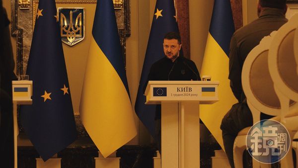 2024年12月1日，烏克蘭總統澤倫斯基（圖）與新任歐盟理事會主席柯斯塔共同主持記者會。柯斯塔再次強調歐盟對烏克蘭毫不動搖的支持，澤倫斯基則對歐盟的協助表達感謝，並重申烏克蘭對公義且持久的和平的承諾。