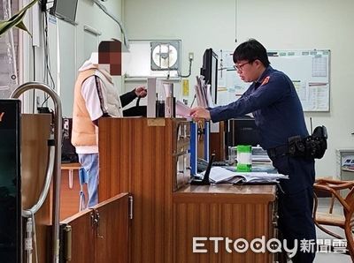 20萬現金票躺地上3天!騎士停紅燈撿起送派出所 失主超感謝
