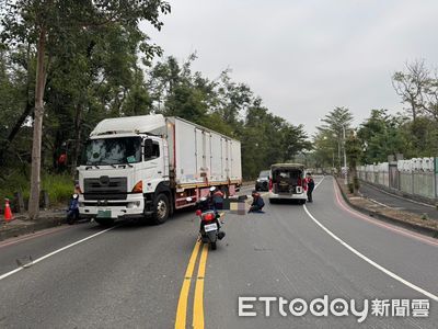 高雄機車彎道逆向猛撞大貨車 騎士慘壓車底...送醫不治