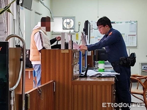 ▲20萬元現金票躺在地上3天，被機車男子停等紅燈發現，失主開心領回。（圖／警方提供，下同）