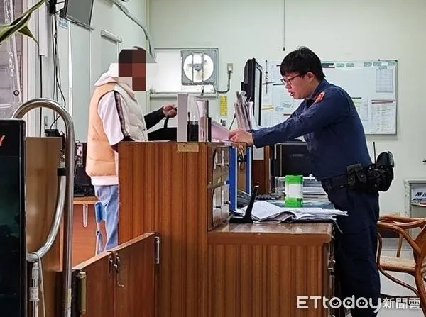 ▲20萬元現金票躺在地上3天，被機車男子停等紅燈發現，失主開心領回。（圖／警方提供，下同）