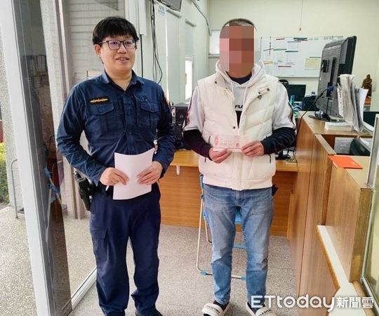 ▲20萬元現金票躺在地上3天，被機車男子停等紅燈發現，失主開心領回。（圖／警方提供，下同）