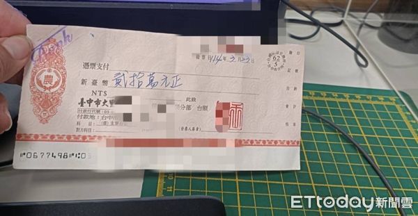 ▲20萬元現金票躺在地上3天，被機車男子停等紅燈發現，失主開心領回。（圖／警方提供，下同）