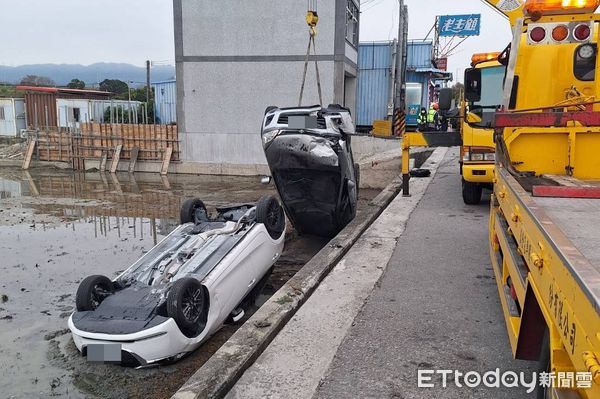 ▲國道3號苑裡交流道旁發生轎車失控、衝撞停放路肩轎車事故，2車翻覆滾落水田，幸好無人受傷。（圖／記者楊永盛翻攝）
