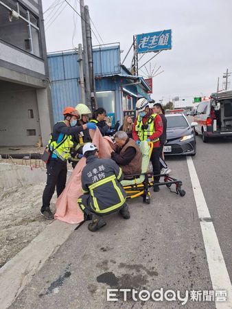 ▲國道3號苑裡交流道旁發生轎車失控、衝撞停放路肩轎車事故，2車翻覆滾落水田，幸好無人受傷。（圖／記者楊永盛翻攝）