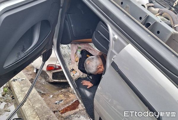 ▲國道3號苑裡交流道旁發生轎車失控、衝撞停放路肩轎車事故，2車翻覆滾落水田，幸好無人受傷。（圖／記者楊永盛翻攝）