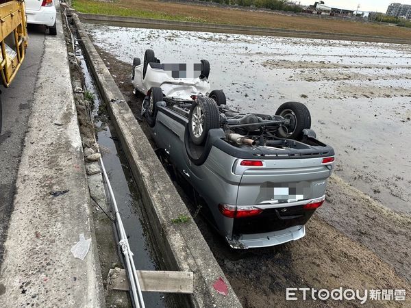 ▲國道3號苑裡交流道旁發生轎車失控、衝撞停放路肩轎車事故，2車翻覆滾落水田，幸好無人受傷。（圖／記者楊永盛翻攝）