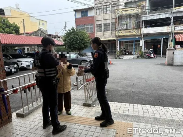 ▲枋寮分局建興派出所警員高育齊、許哲瑋及徐莉珊助李婦            。（圖／記者陳崑福翻攝）
