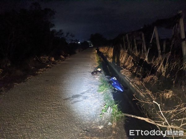 ▲▼      台東騎士自摔掉落水溝，頭部重創身亡       。（圖／記者楊漢聲翻攝）