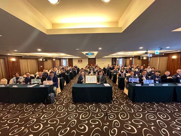 ▲▼台灣檢驗科技公司總監謝禎濤頒發證書、北水處副處長陳明州率領工作團隊領證。（圖／記者郭運興攝）